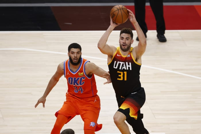Georges Niang (31) dishes off a pass against the Oklahoma City Thunder